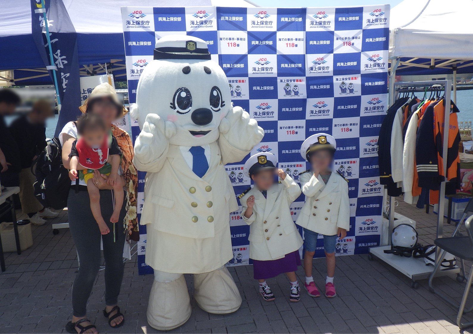 記念撮影の模様「うーみん＆親子4人と一緒に」