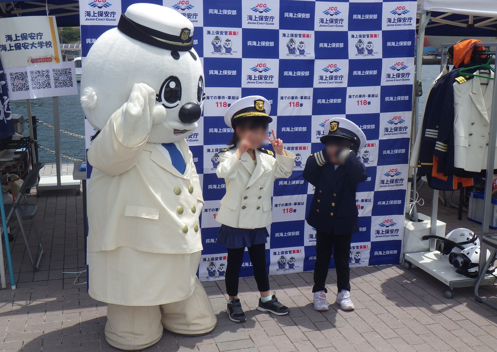 記念撮影の模様「うーみん＆お子さん2人と一緒に」