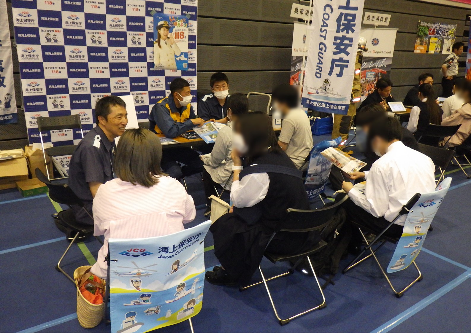 職員が来場者に対し説明をしている様子