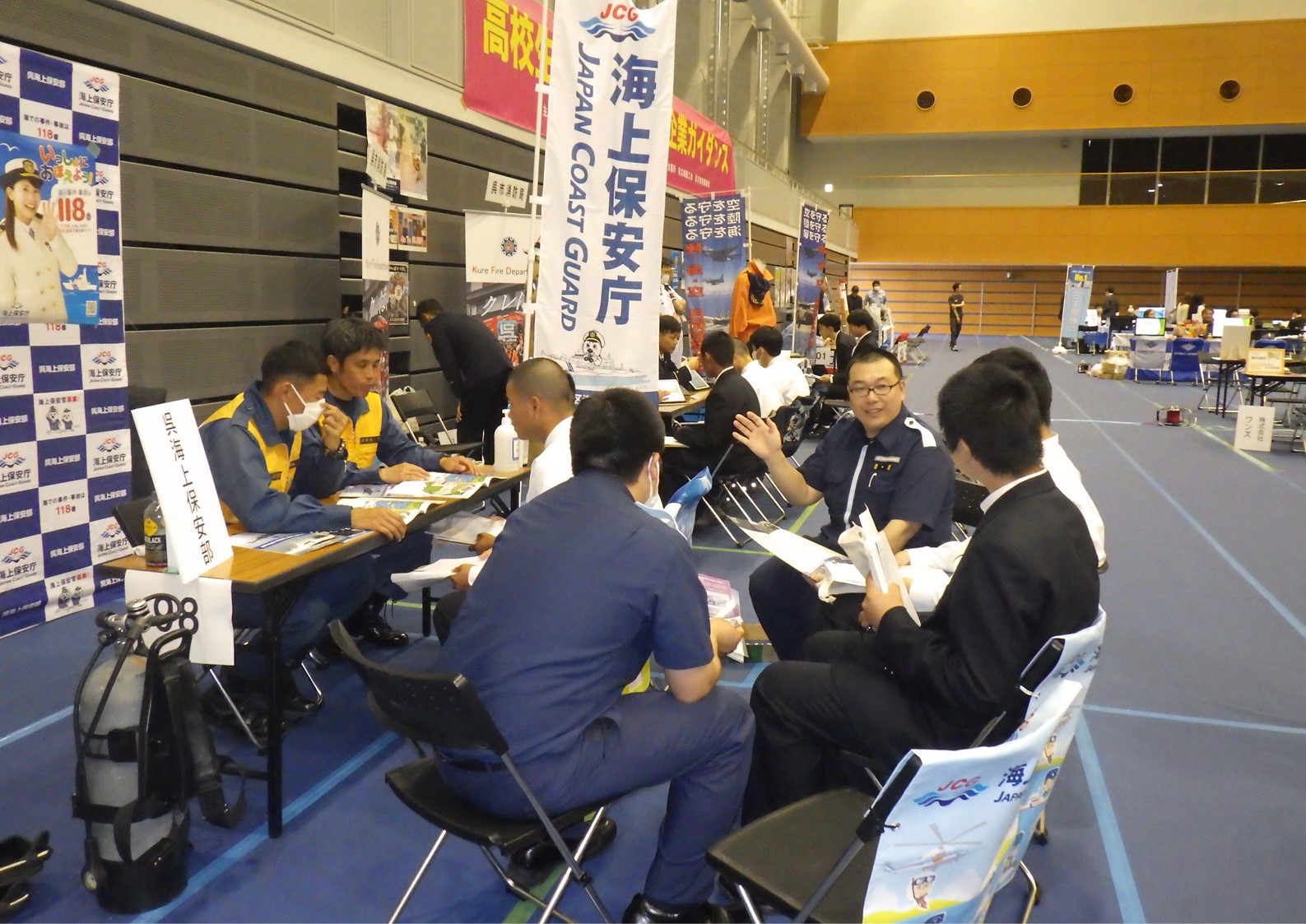 職員が来場者に対し説明をしている様子