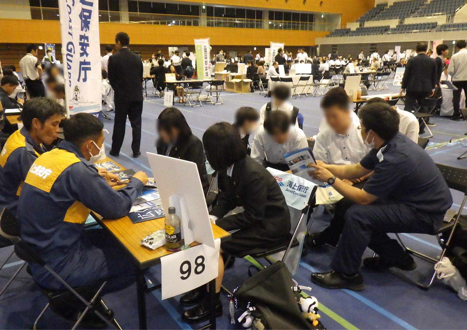 職員が来場者に対し説明をしている様子