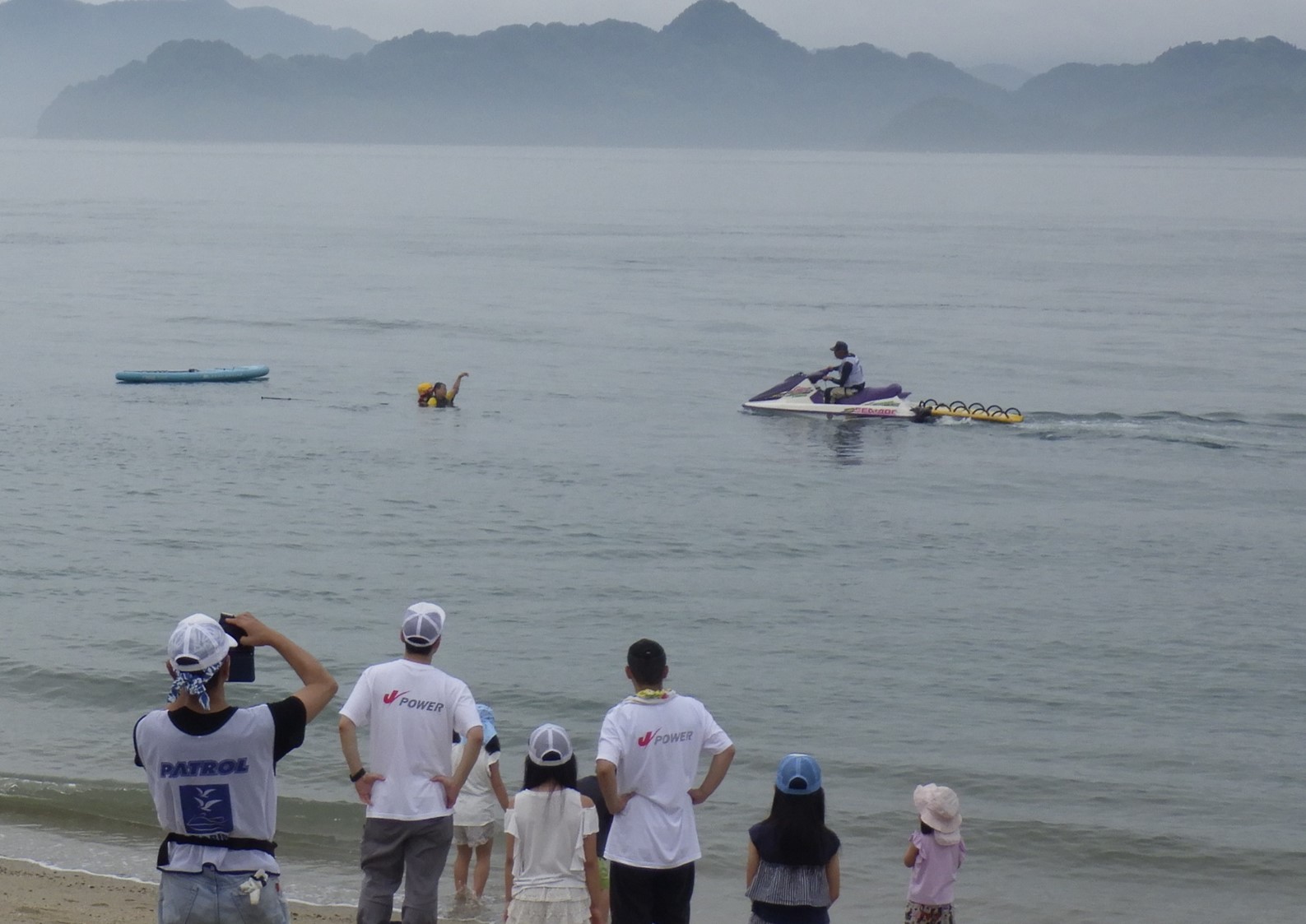 水上オートバイによる事故者救助の模様