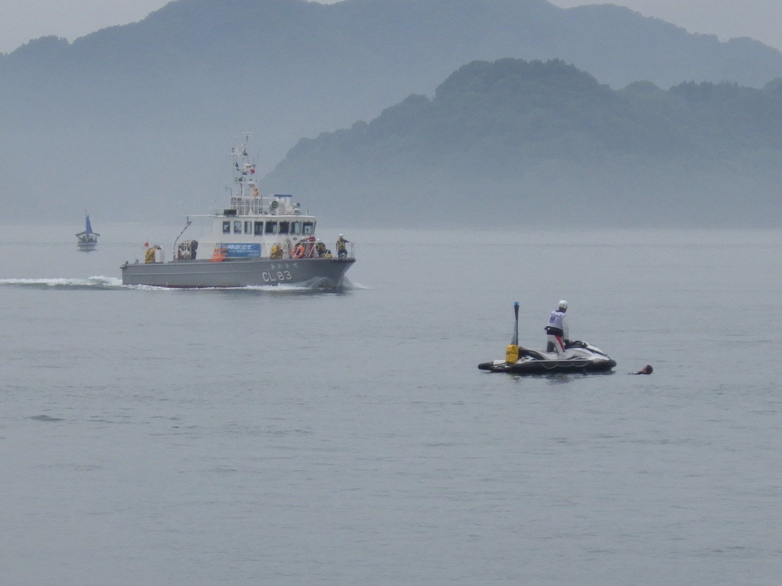 巡視艇かわかぜと水上オートバイによる合同救助の模様