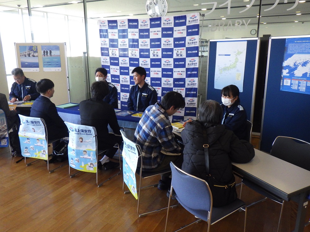 海保職員が来場者に対し説明している様子