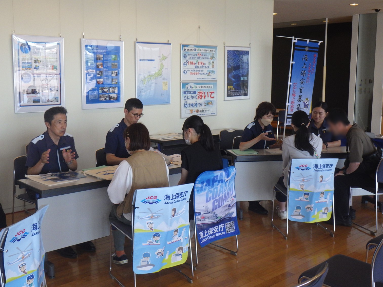 職員が来場者に対し説明をしている様子