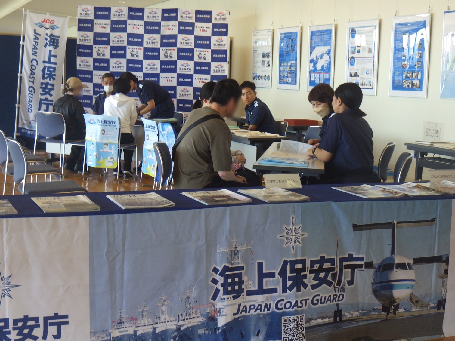 職員が来場者に対し説明をしている様子