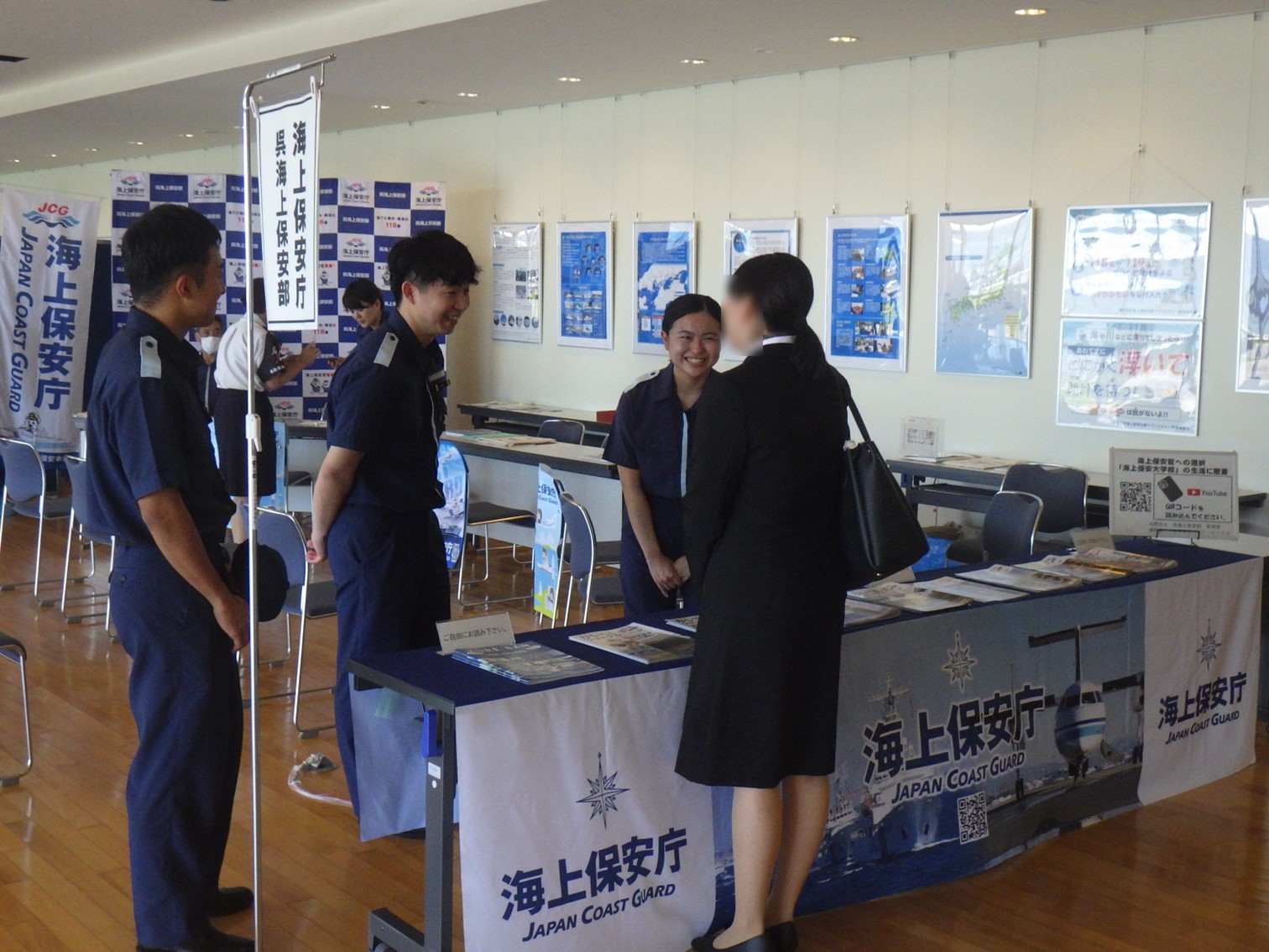 職員が来場者に対し説明をしている様子