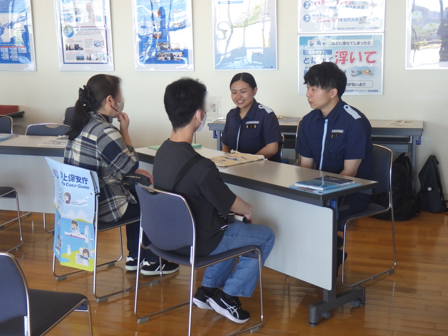 職員が来場者に対し説明をしている様子