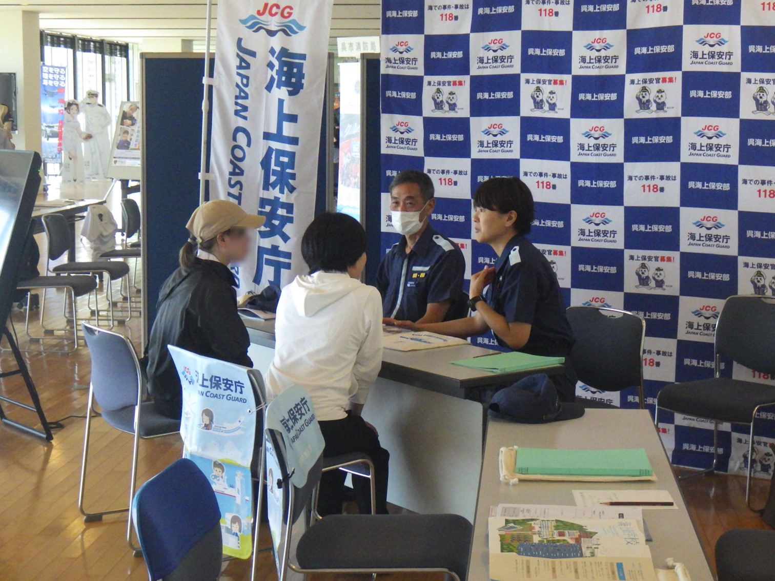 職員が来場者に対し説明をしている様子