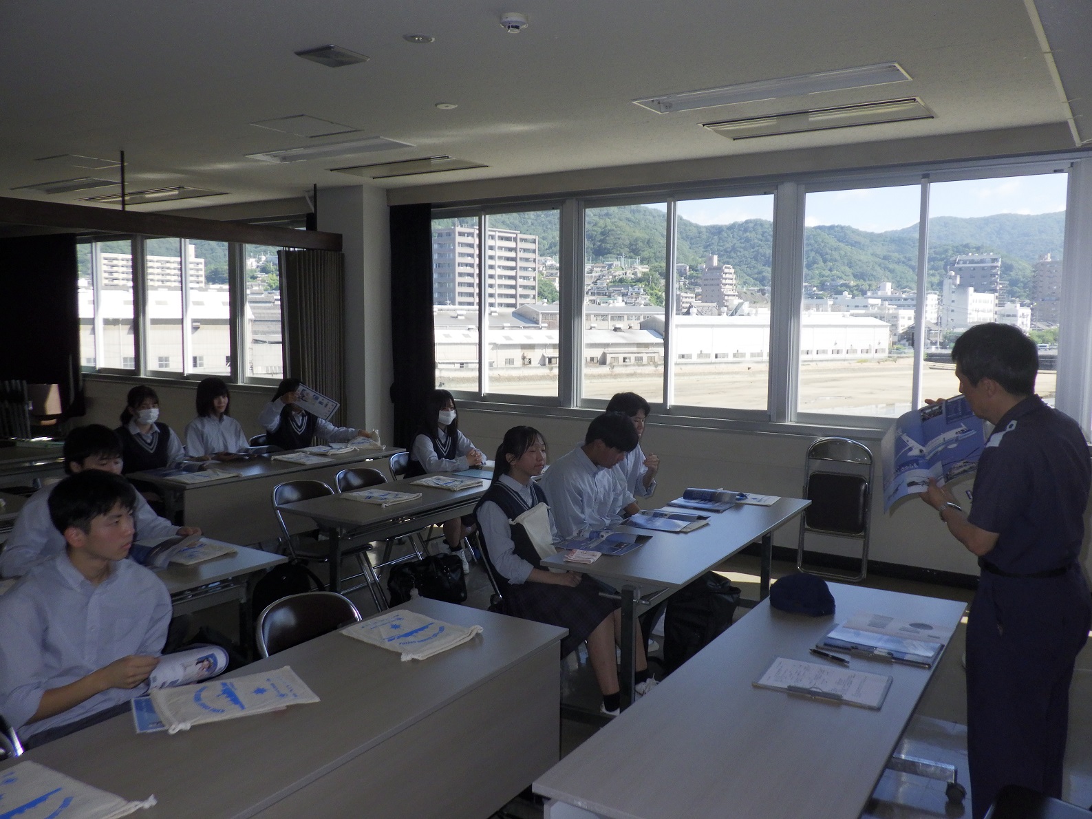 職員が高校生に対し業務説明を実施している様子