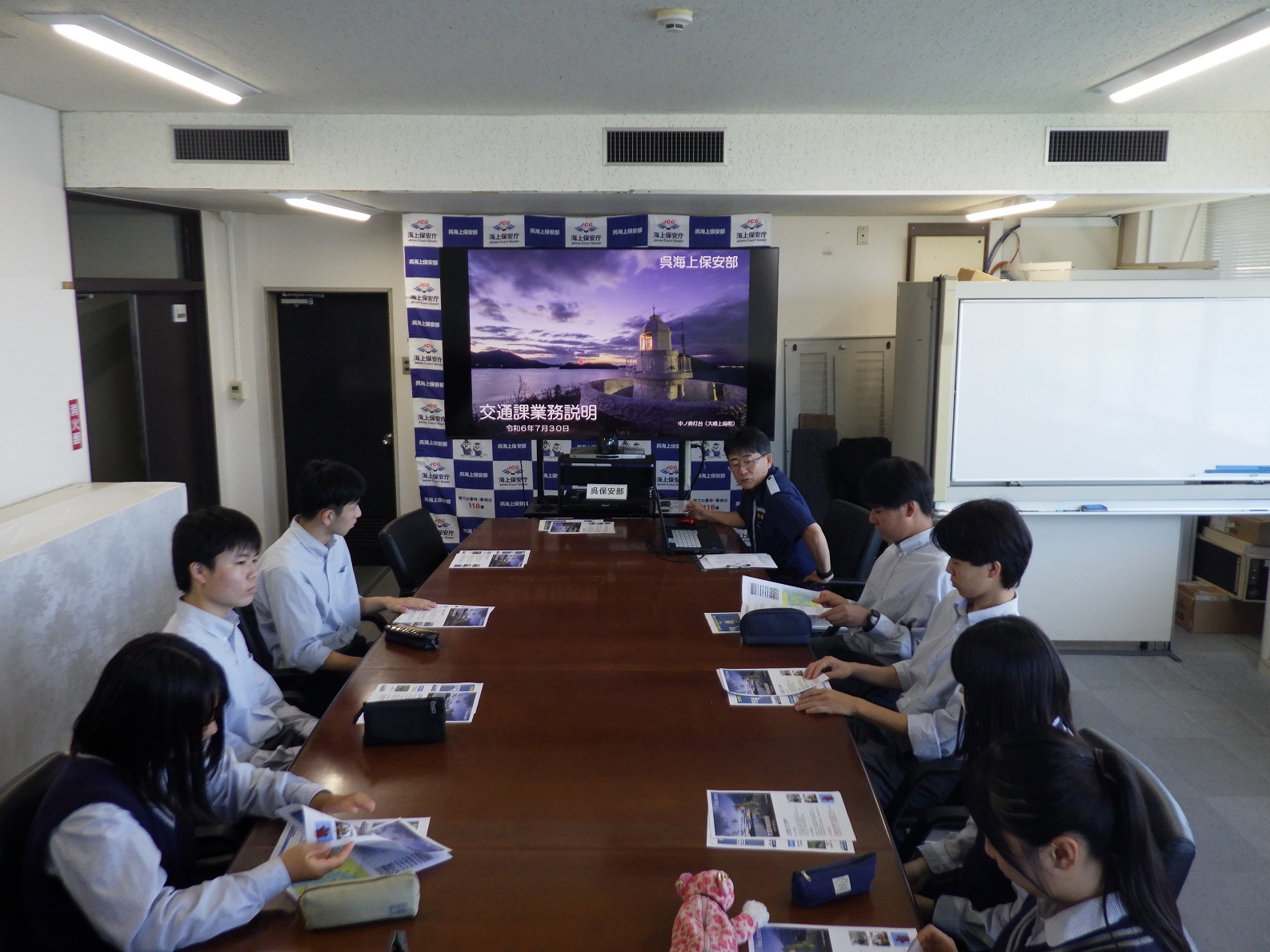 職員が高校生に対し航路標識に関する説明を実施している様子