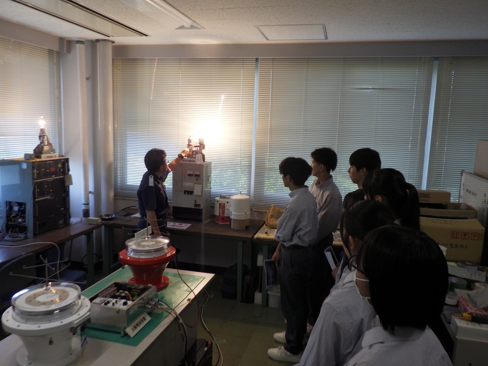 職員が灯台に使われている機器の説明を実施している様子