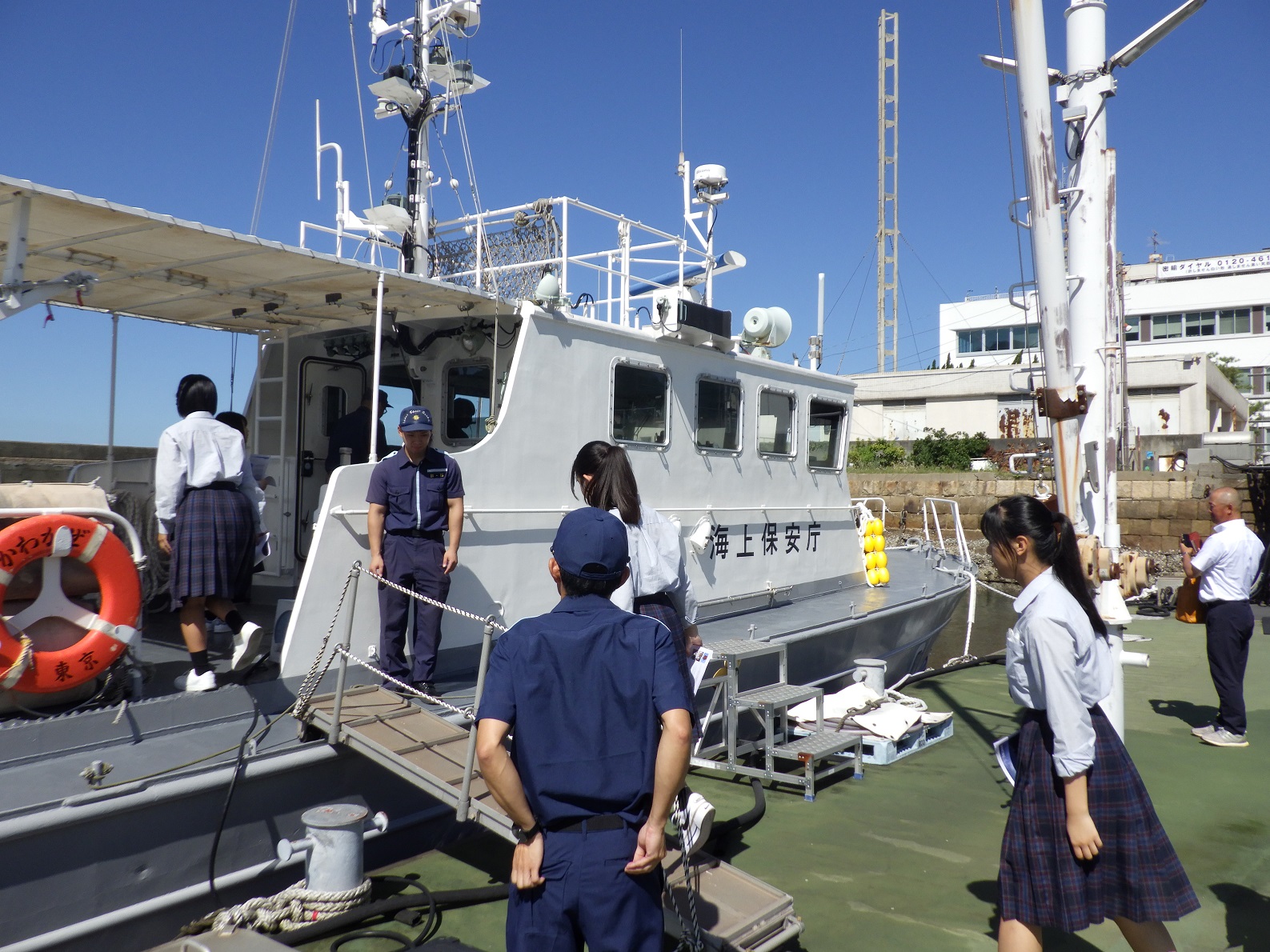 高校生が巡視艇かわかぜに乗船する様子