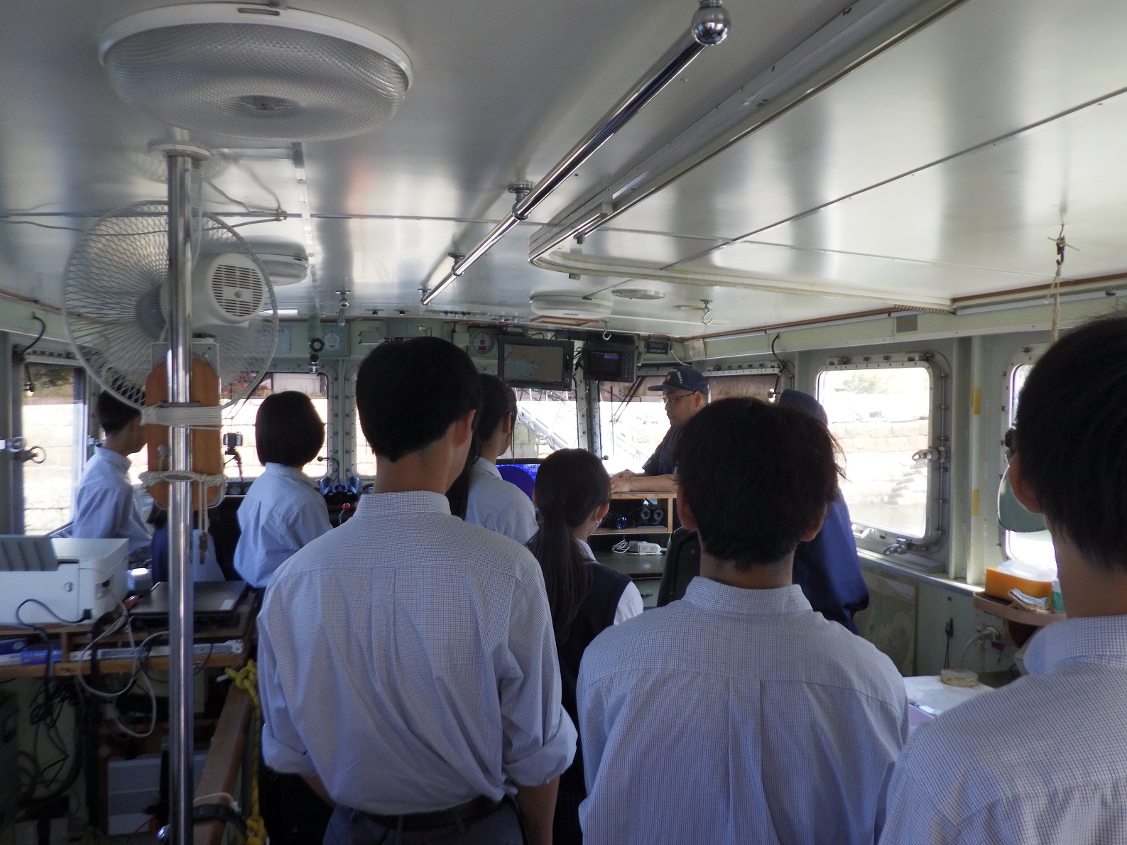 高校生が巡視艇かわかぜの船内で職員から説明を受ける様子