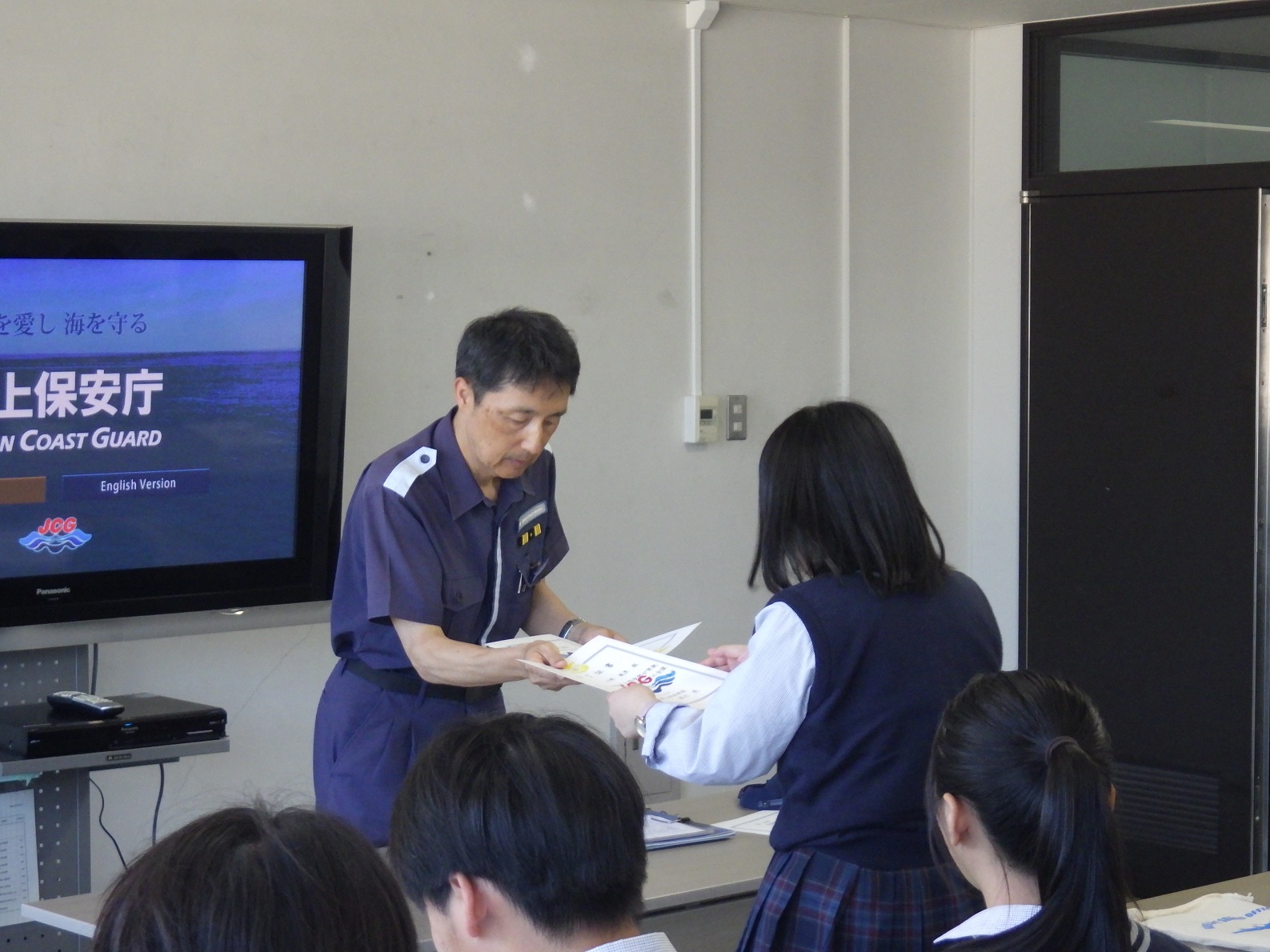 修了証贈呈の様子