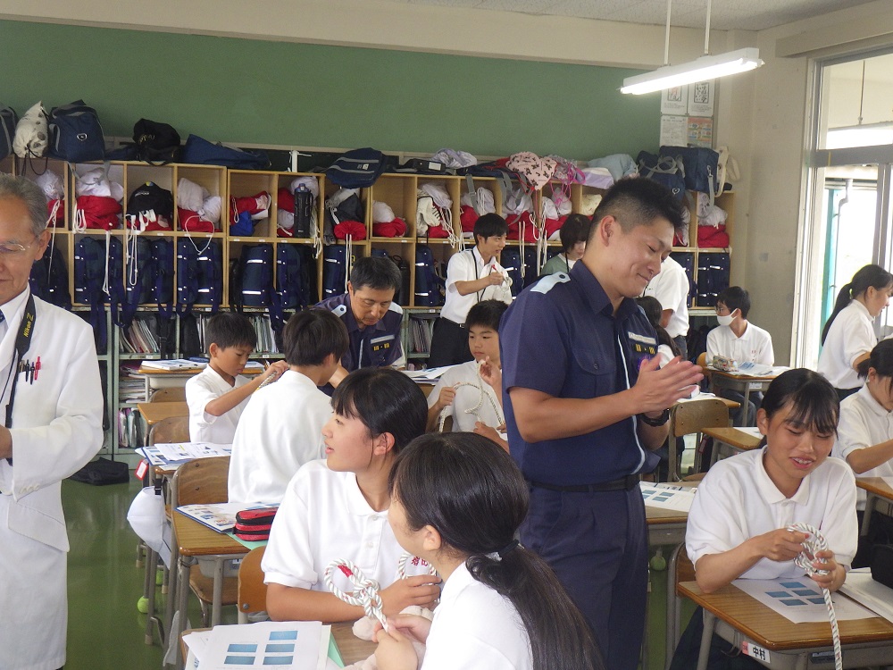 ロープワークの実技体験の様子