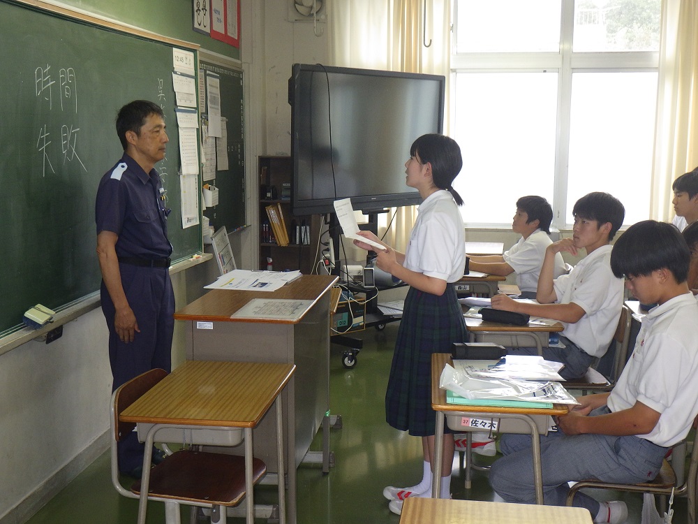 職員が授業を終えて生徒さんからお礼を受ける様子