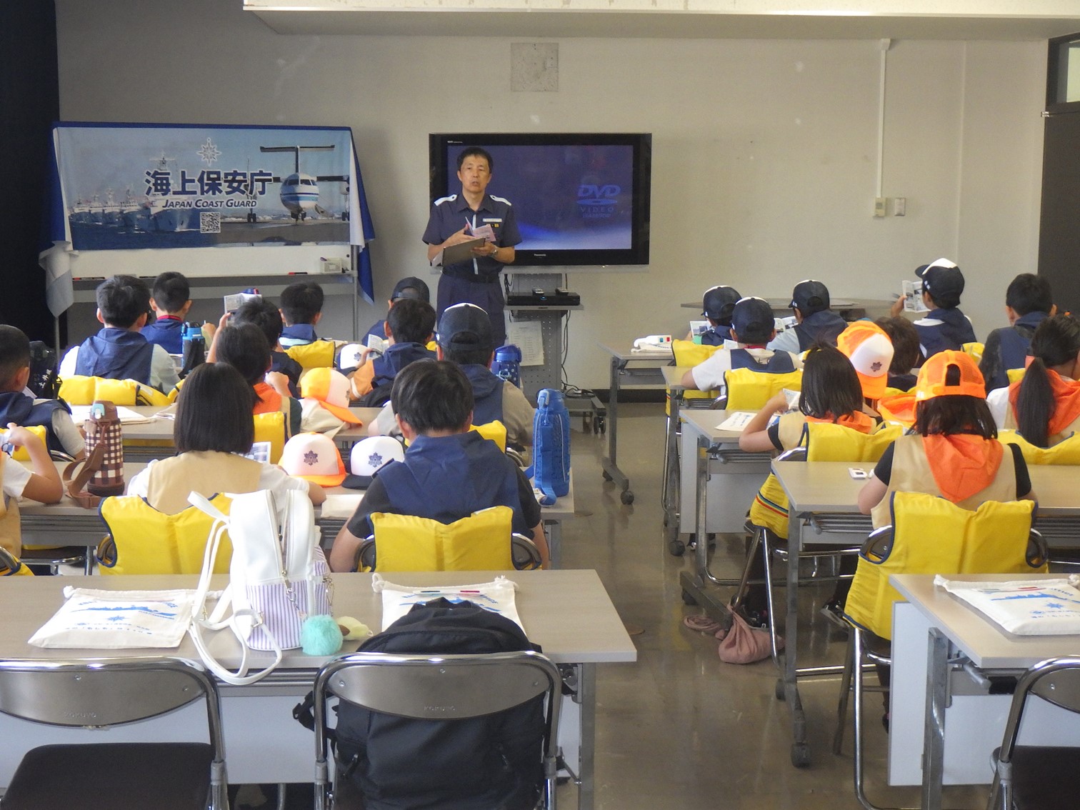 職員が小学生に対し業務説明をしている様子