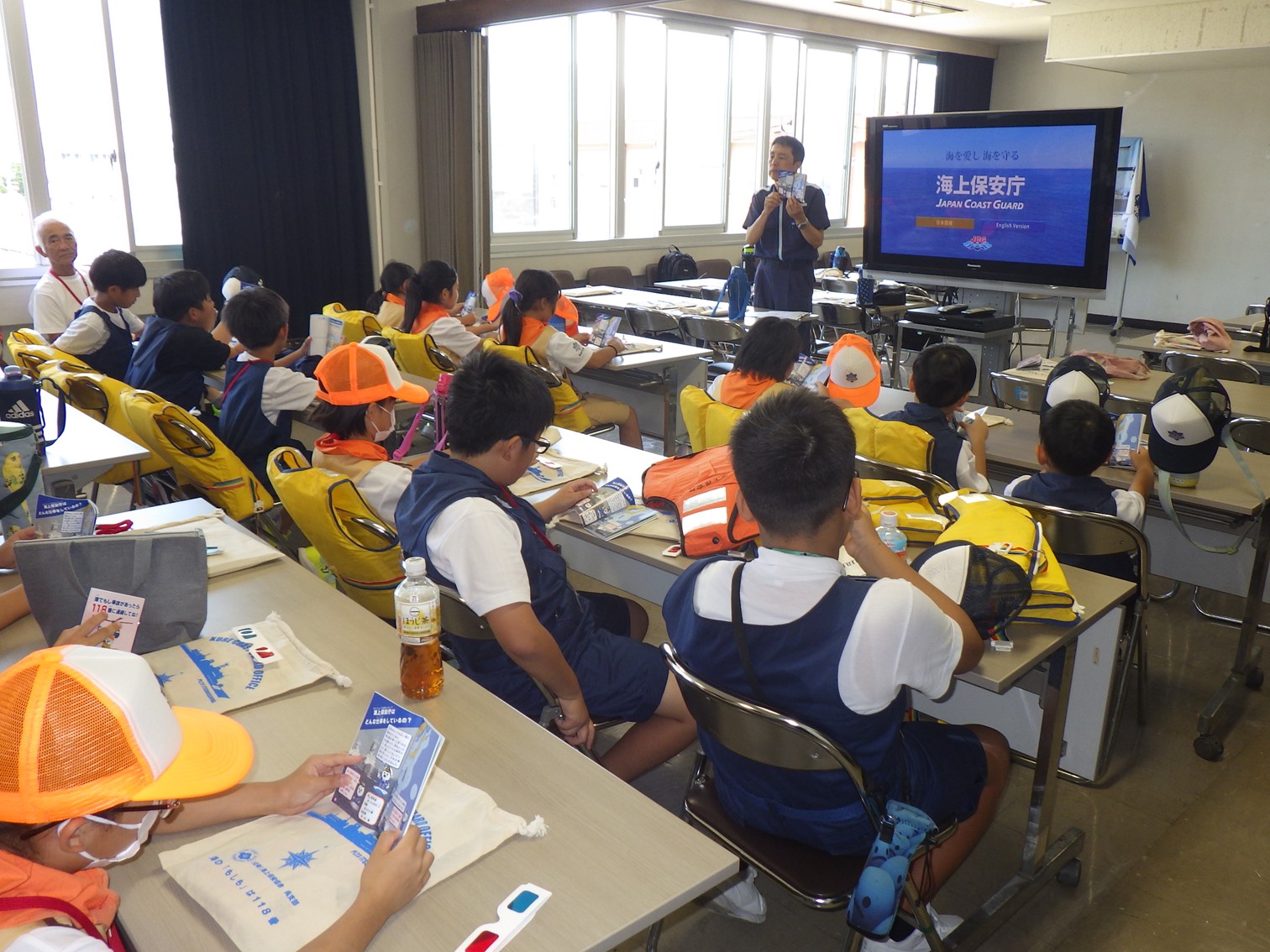 職員が小学生に対し業務説明をしている様子