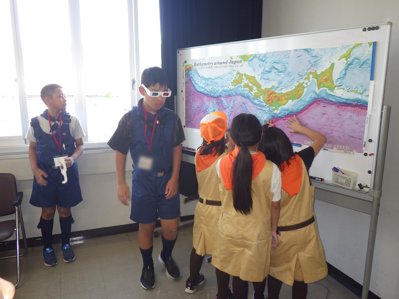 小学生が３Ｄ海図の体験をしている様子