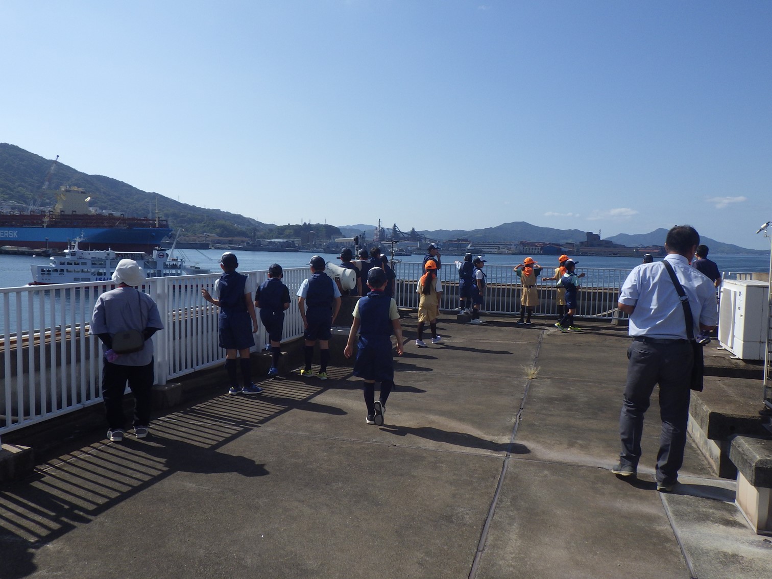 庁舎屋上から呉港の眺望を満喫している様子