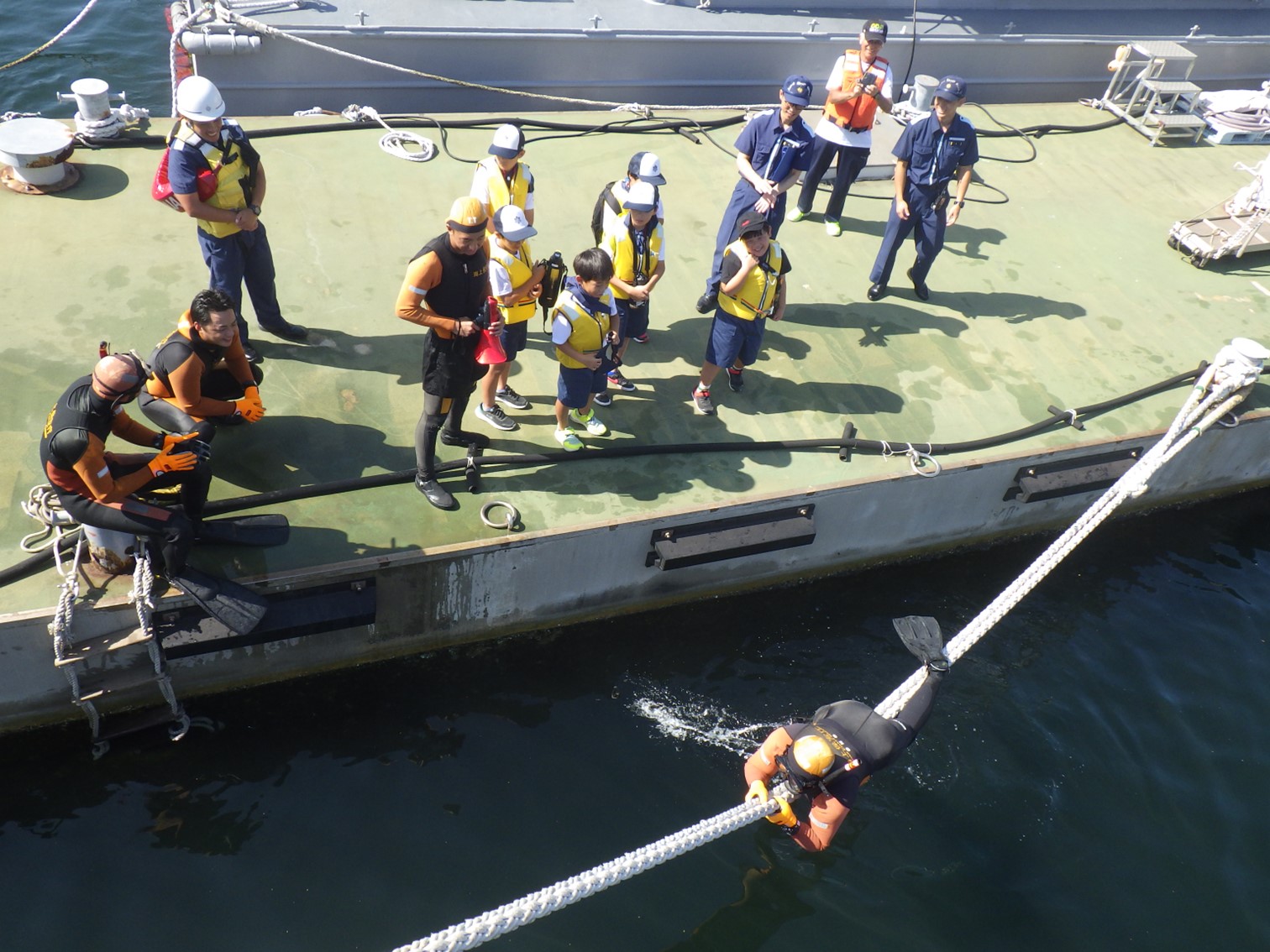 潜水士がロープを使用して登る様子