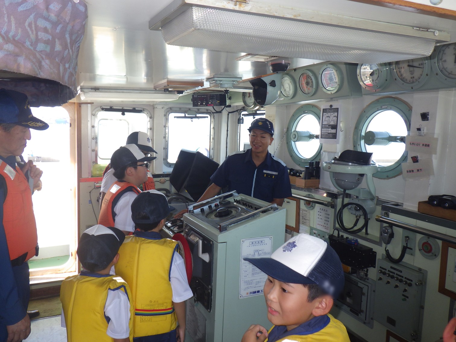 巡視船くろせ船内見学の様子