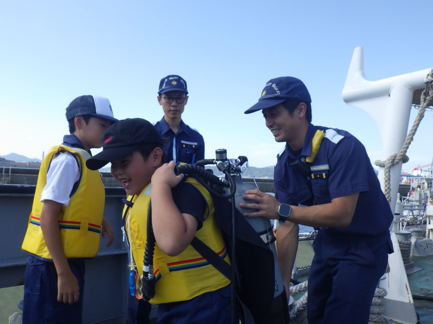 潜水ボンベの着装体験