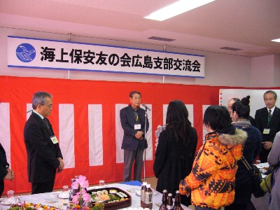 �𗬉�ň��A���s���Ă���l�q