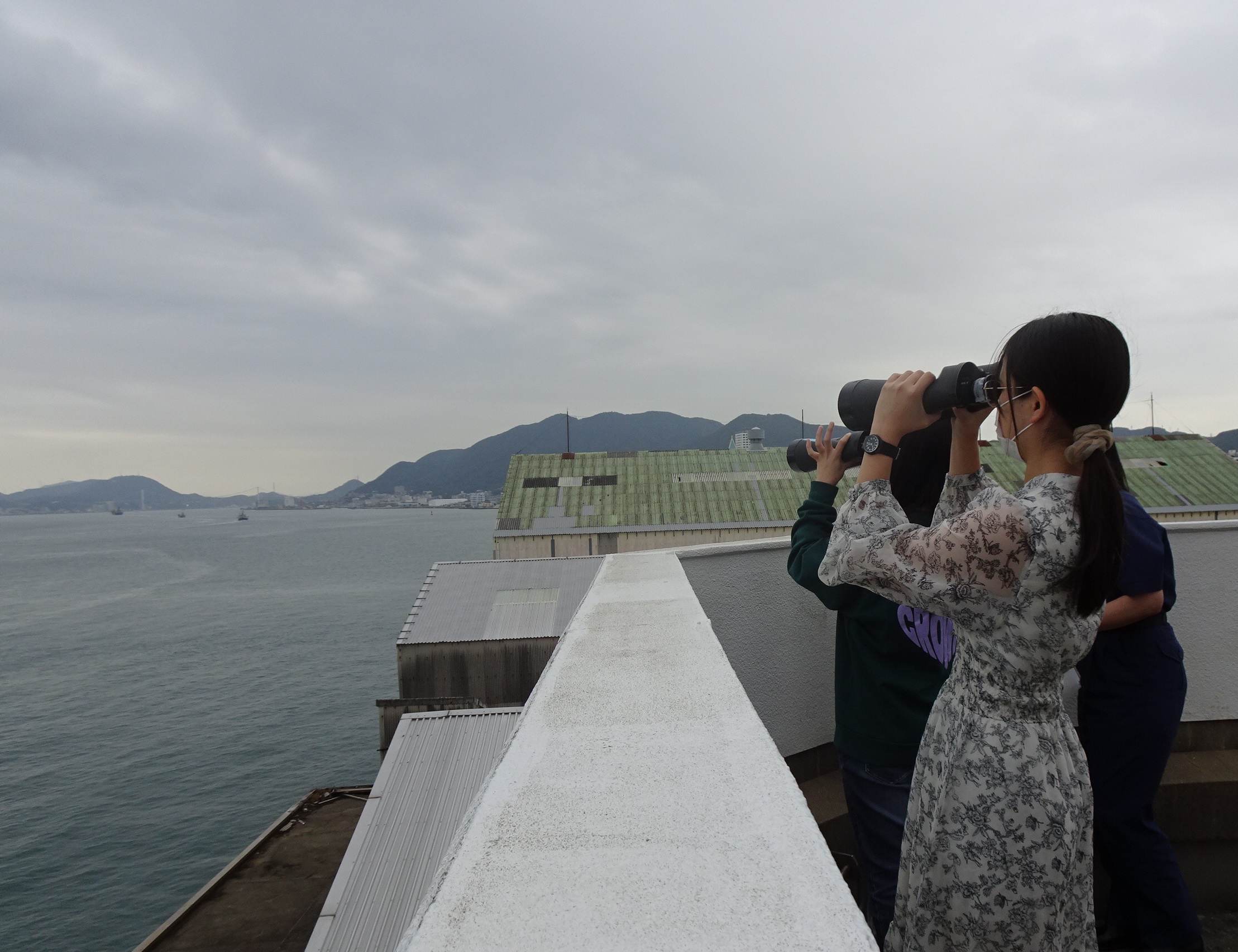 庁舎の屋上からの、関門海峡の見学の様子