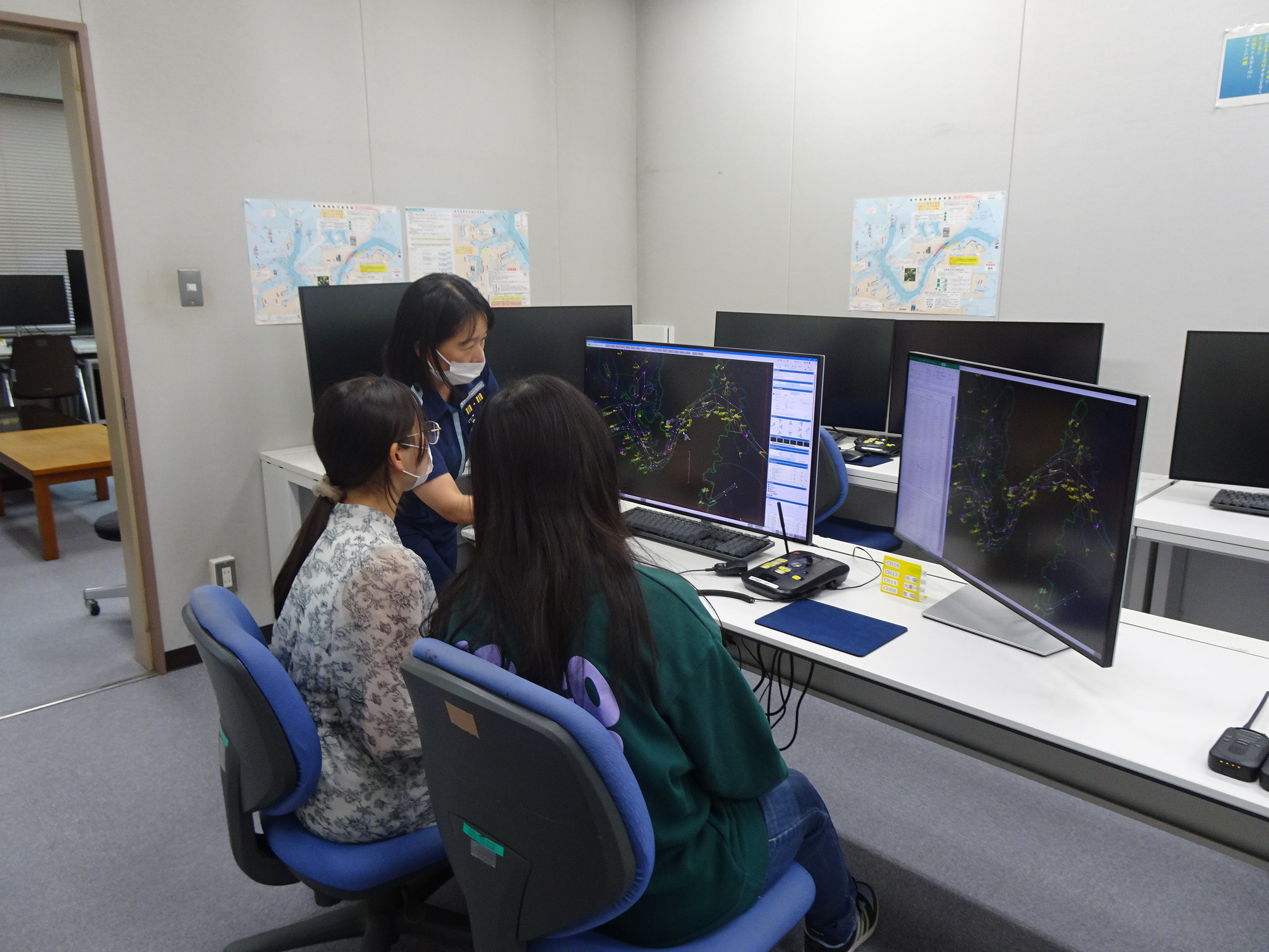 管制シミュレータで、海の管制官の仕事を体験している様子