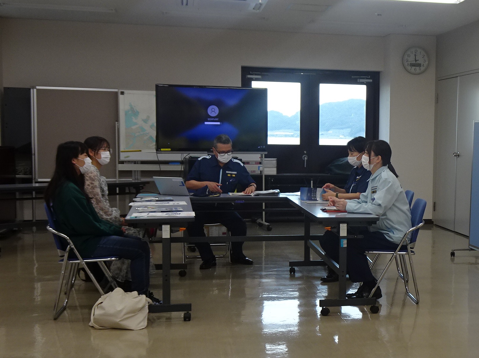 現役の管制官と懇談している様子