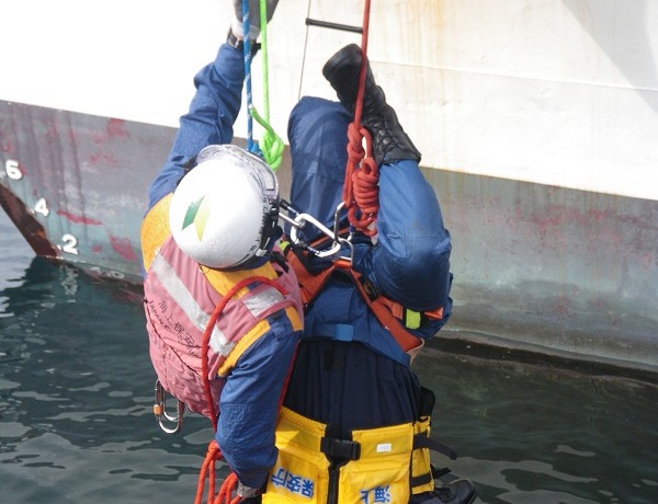ヘルメットに初心者マークを付けている豊田潜水士