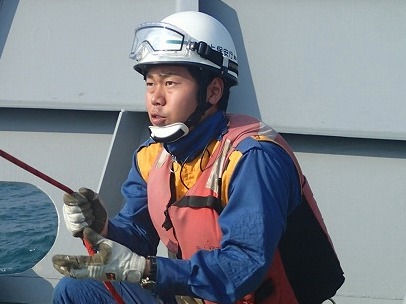 真剣なまなざしで訓練に挑む豊田潜水士