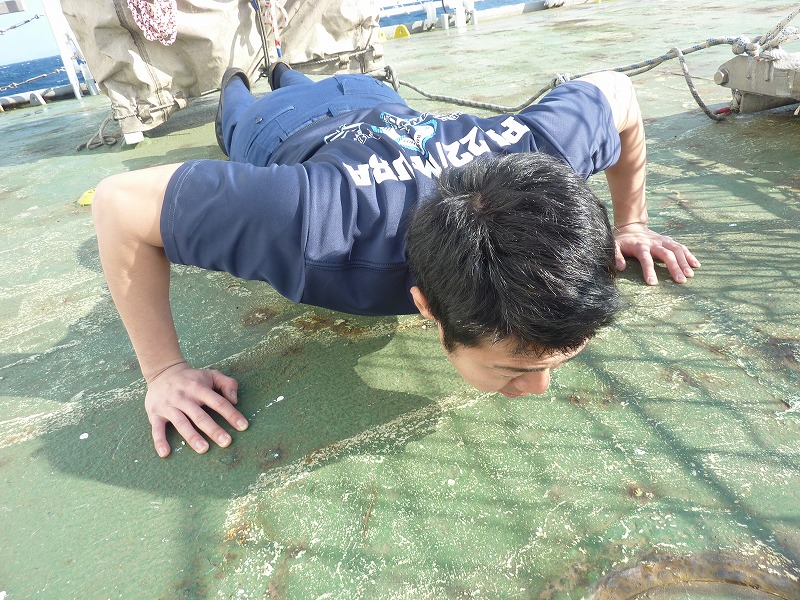腕立て伏せをする豊田潜水士