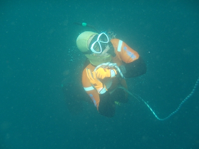 10キログラムの錘を水中から持ち上げる潜水士