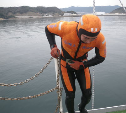 後方飛び込みする潜水士