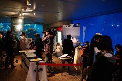 海上保安庁ブースを見る来場客