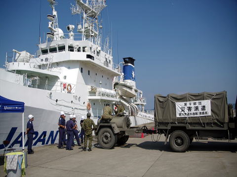 自衛隊車両に給水支援を実施する海上保安官