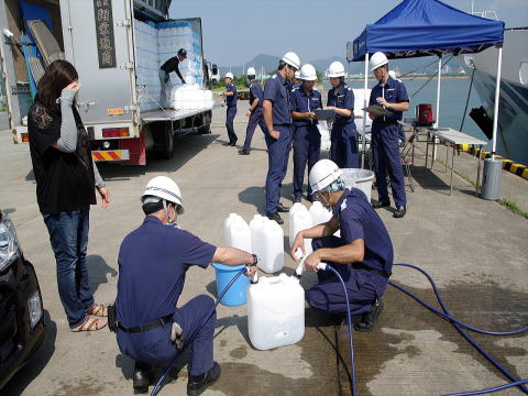 給水支援を実施する海上保安官