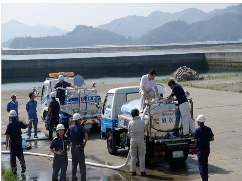 給水支援を実施する海上保安官