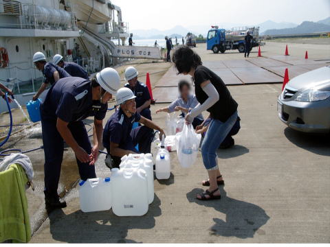 給水支援を実施する海上保安官