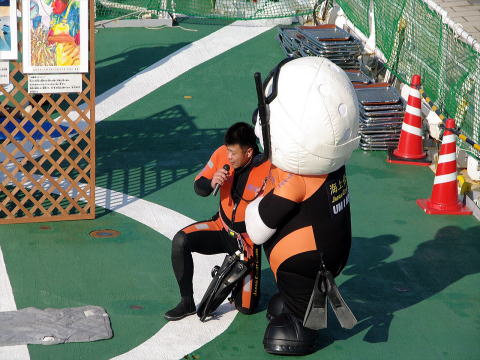 うみまるくんを聴診する潜水士