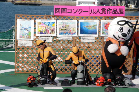 ボンベを組み立てる潜水士