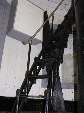 �P��������̂R�K�ւ̊K�i�摜