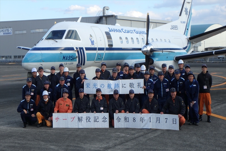 解役されたサーブ340と基地職員の記念写真