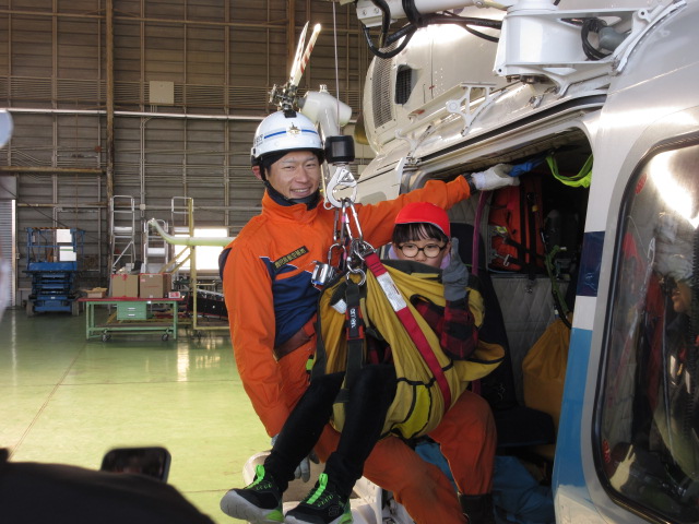 救難士とエバックハーネスを取り付けた見学者