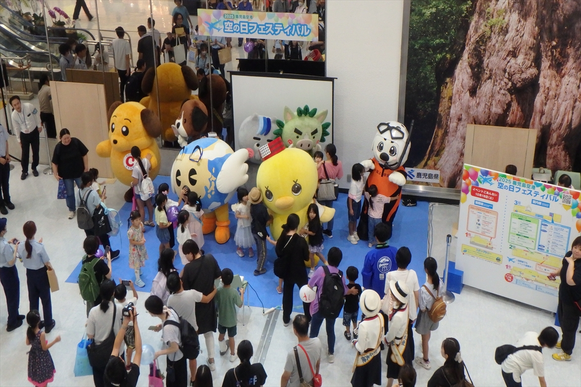 イベント会場において他機関のキャラ達とうみまるが子供たちと触れ合っている写真