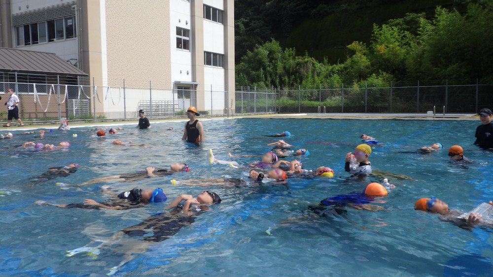 小学生への水上安全教室の様子