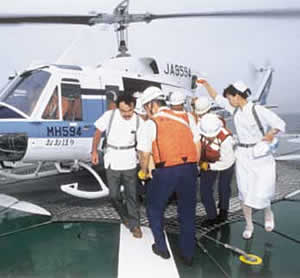 ��t�ƊŌ�t���t���Y���̂��ƁA�C��ۈ����̃w���R�v�^�[���犳�҂��^�яo���l�q